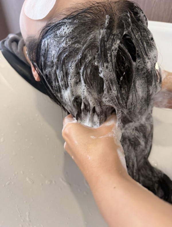 성북구 미용실 살롱드바이퍼스트 은비 굵은웨이브펌 시술중5