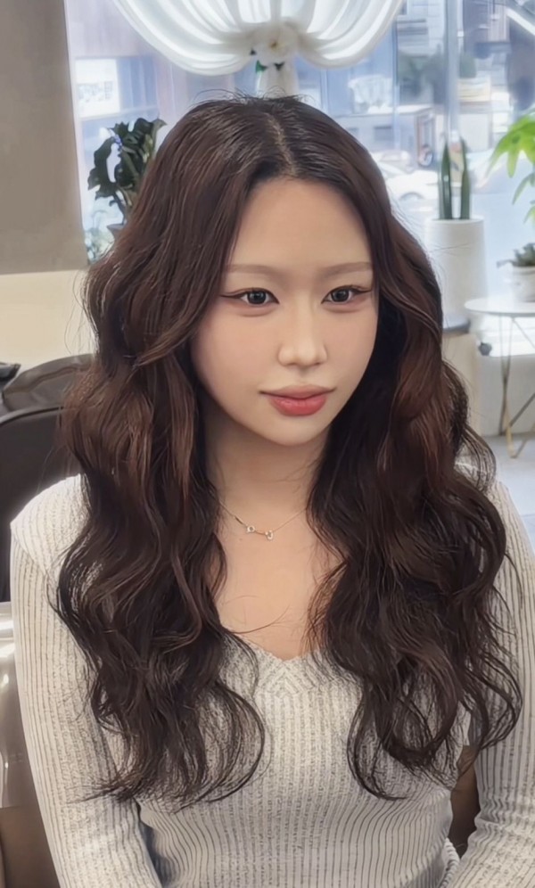 성신여대 미용실 살롱드바이퍼스트은비 볼륨 없는 긴머리에 추천하는 젤리펌 완성후 앞모습