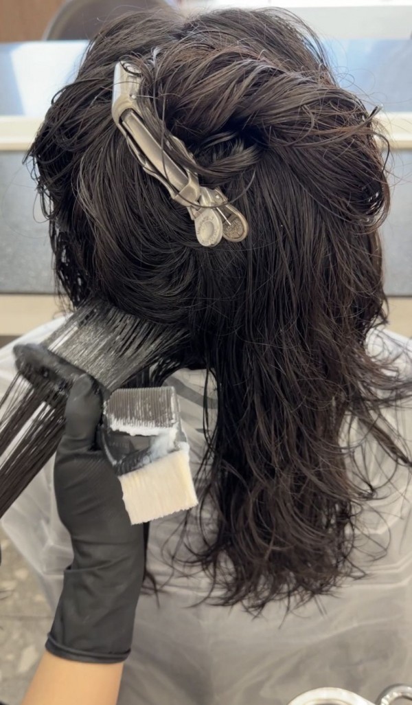 그레이스펌으로 분위기 여신 되는 긴머리 볼륨펌 추천 성신여대역 미용실 살롱드바이퍼스트 은비 시술중2