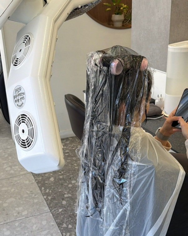 여리여리한 분위기의 정석 그레이스펌 시술중1