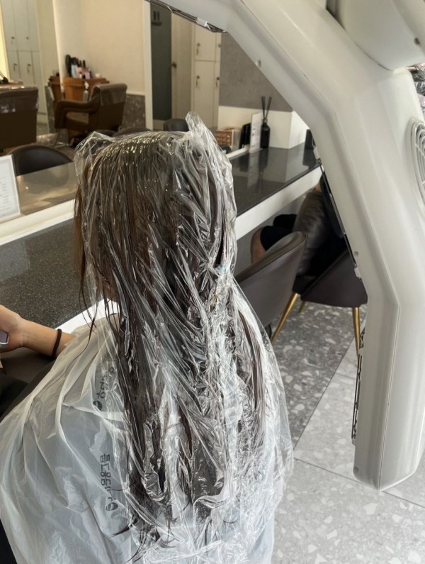 그레이스펌으로 분위기 여신 되는 긴머리 볼륨펌 추천 성신여대역 미용실 살롱드바이퍼스트 은비 시술중1