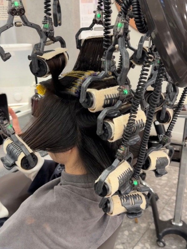 여리여리한 분위기의 정석 그레이스펌 시술중3