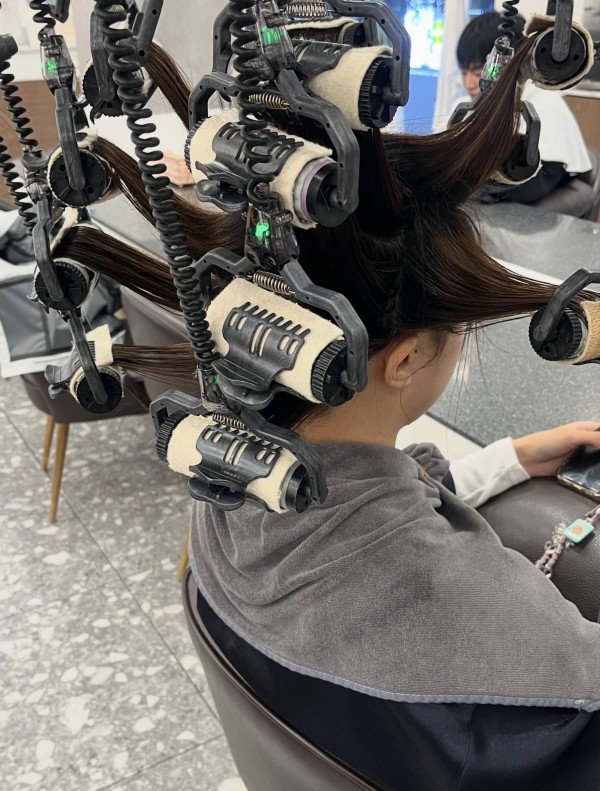 얼굴형까지 예뻐 보이는 그레이스펌 시술중3