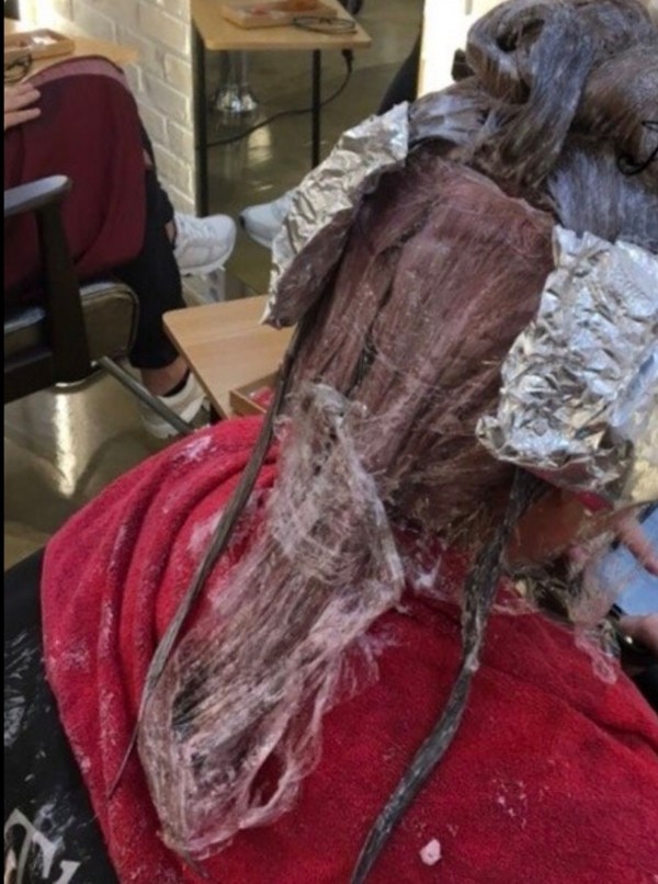 성신여대 미용실 백금발 시크릿 투톤 시술중