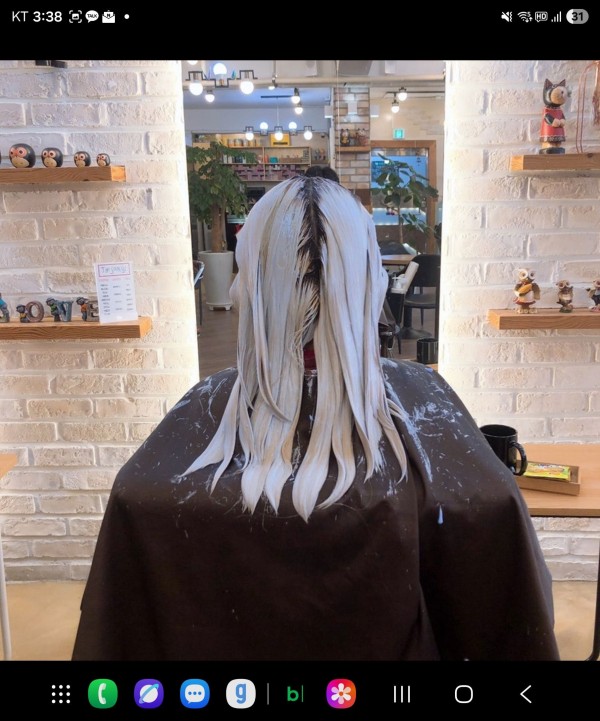 성신여대 미용실 백금발 스타일 시술중1