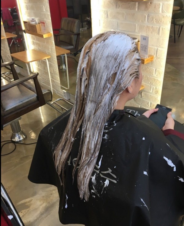 성신여대 미용실 애쉬핑크컬러 시술중