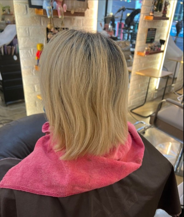 성신여대 미용실 백금발 애쉬블론드 컬러 시술중 후면