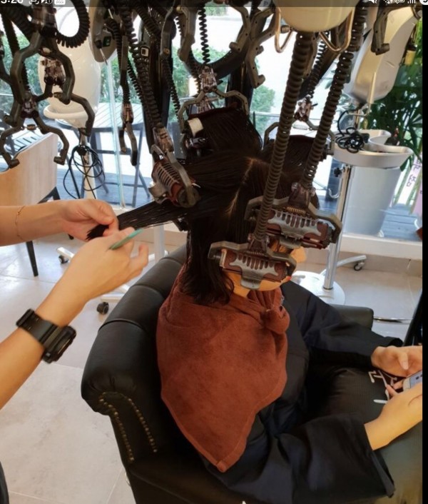 성신여대 미용실 단발레이어드컷+c컬펌 시술중