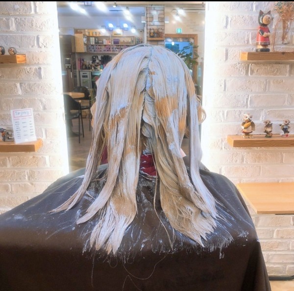 성신여대 미용실 애쉬금발스타일 시술중1