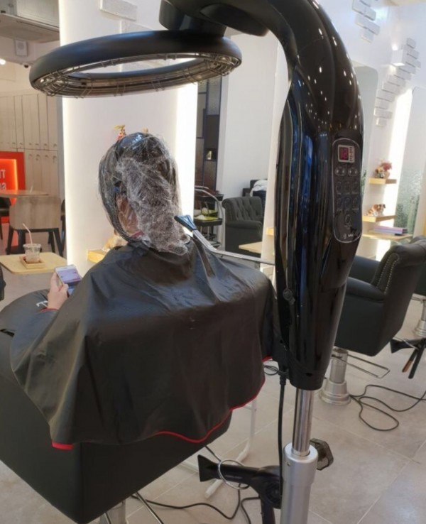 성신여대 미용실 단발레이어드컷+c컬펌 시술중